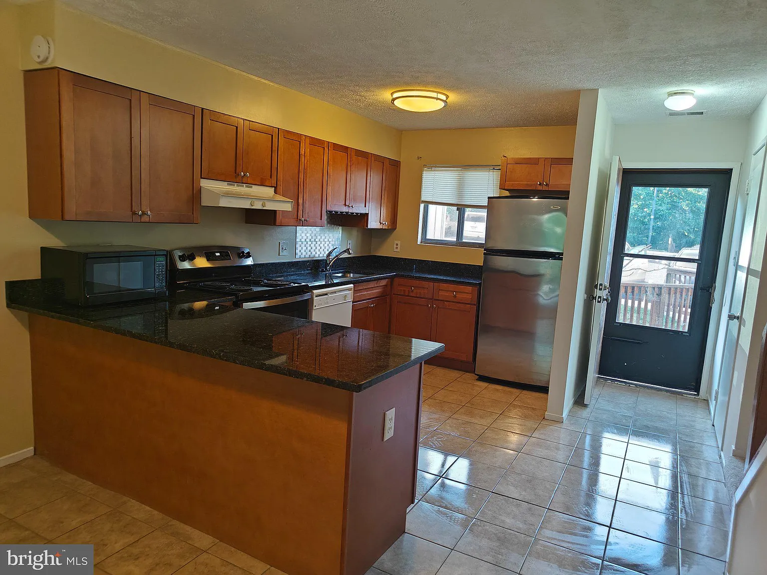 2 bed, 1.5 bath, 1072 sqft, $2,000 — Photo 2