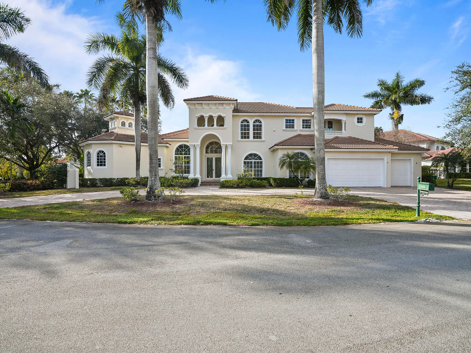 6 bed, 6.0 bath, 5157 sqft, $19,000 — Photo 1