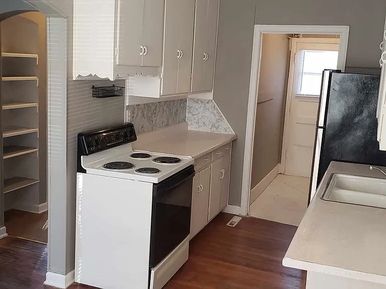 834 N Glendale Ave — Photo 8