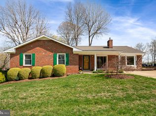 910 Carol Ln, Fredericksburg, VA