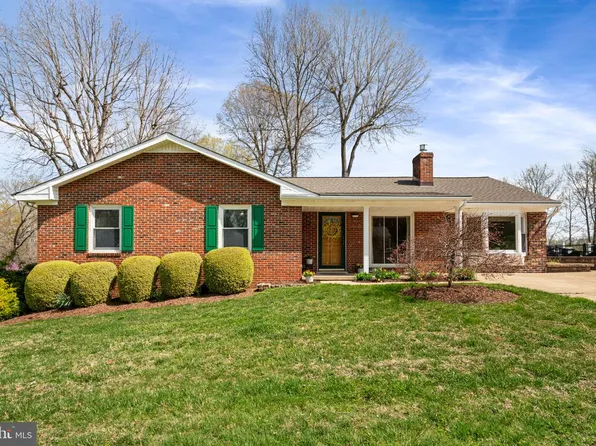 910 Carol Ln, Fredericksburg, VA 22405