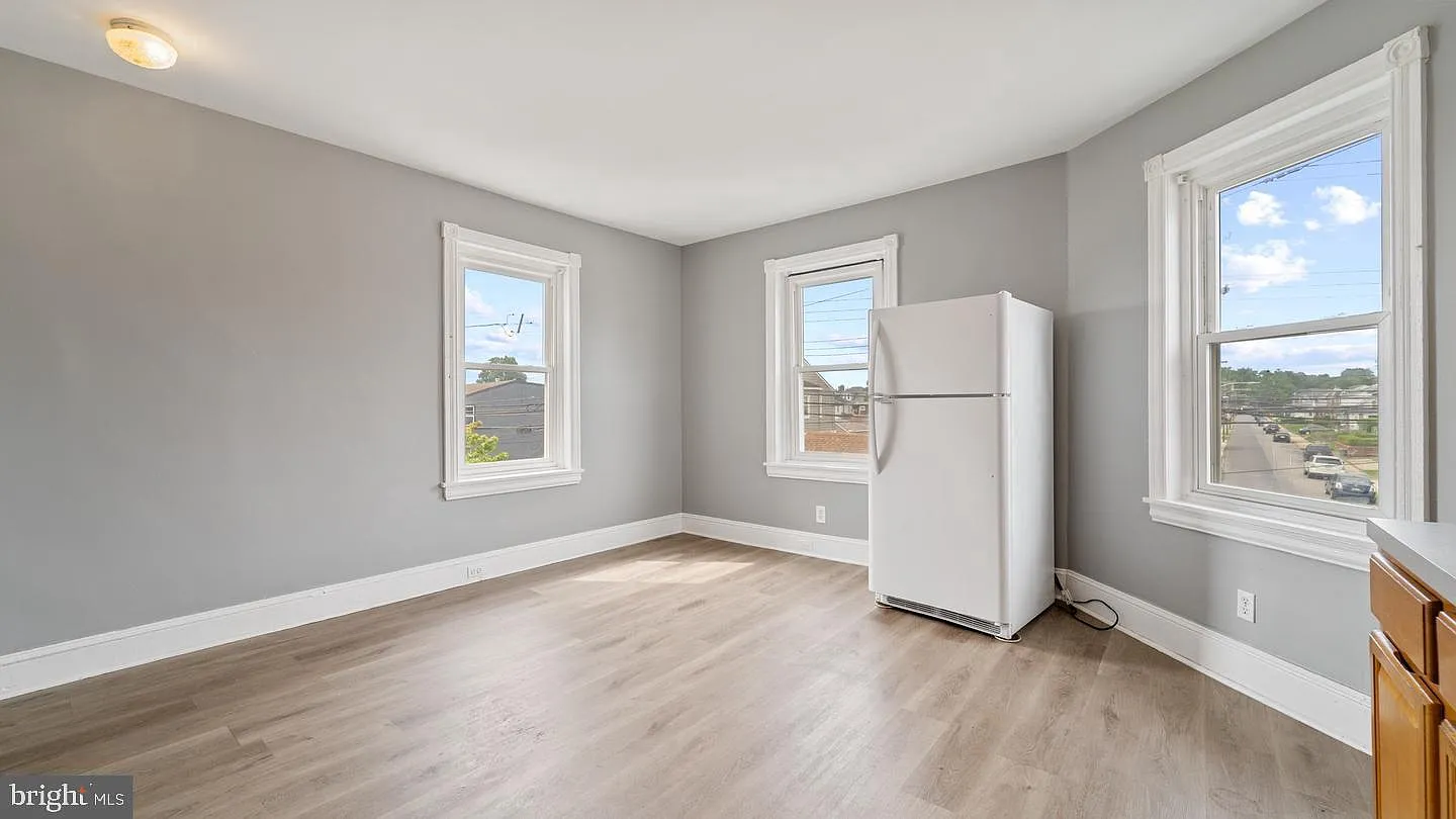 4 bed, 1.5 bath, 2345 sqft, $2,000 — Photo 4