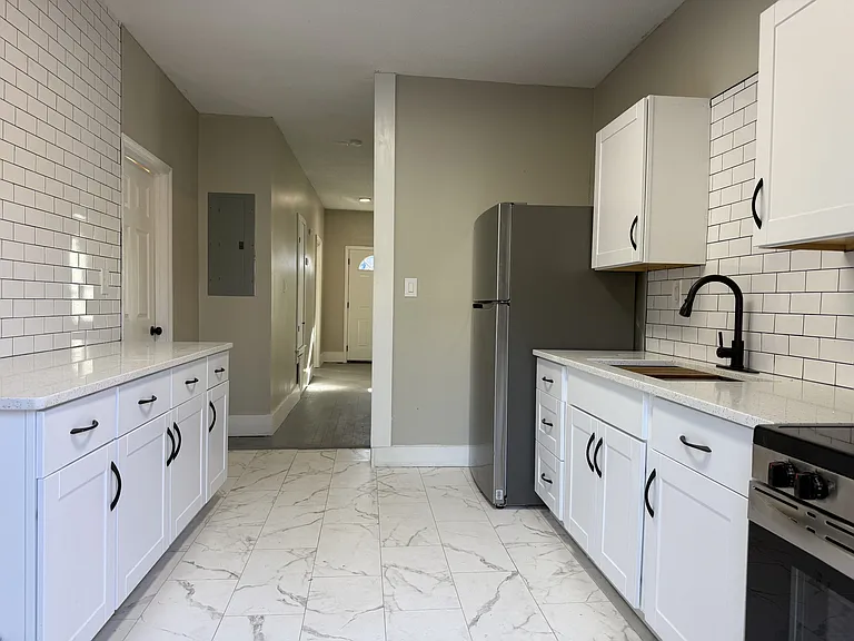 728 W 39th St — Photo 12