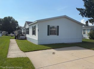 93 Woodcrest Dr, Swartz Creek, MI 48473
