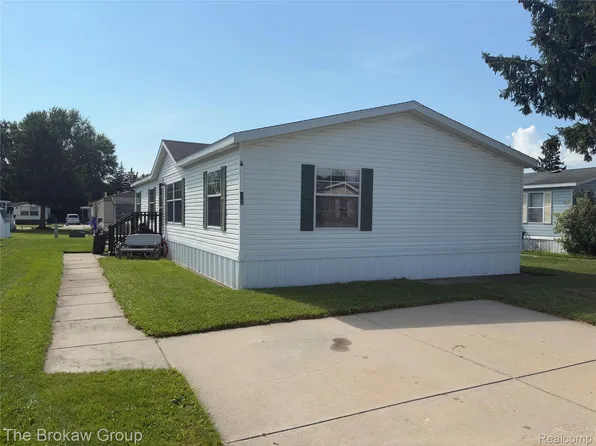 93 Woodcrest Dr, Swartz Creek, MI 48473