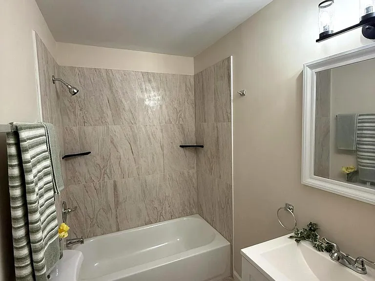1028 E North Ave — Photo 10