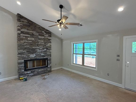 4th image of 1079 N Green Riv