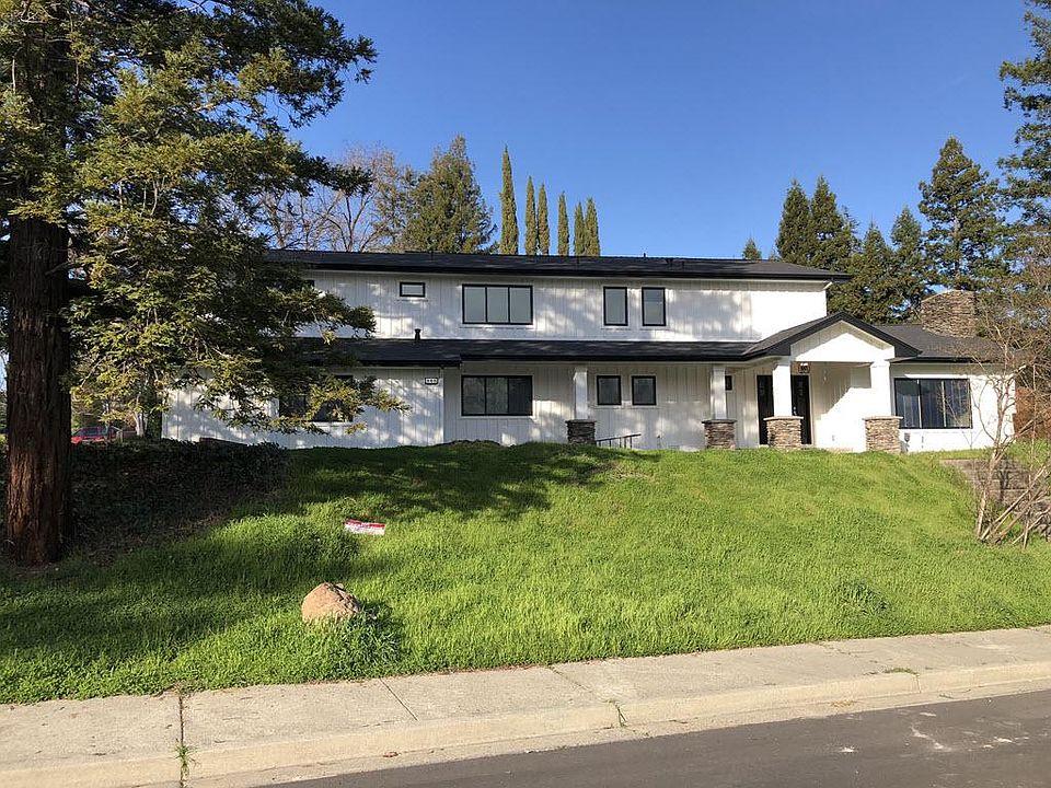 Street view Modern Farmhouse elegance