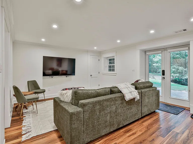 410 Thornton Lane — Photo 3
