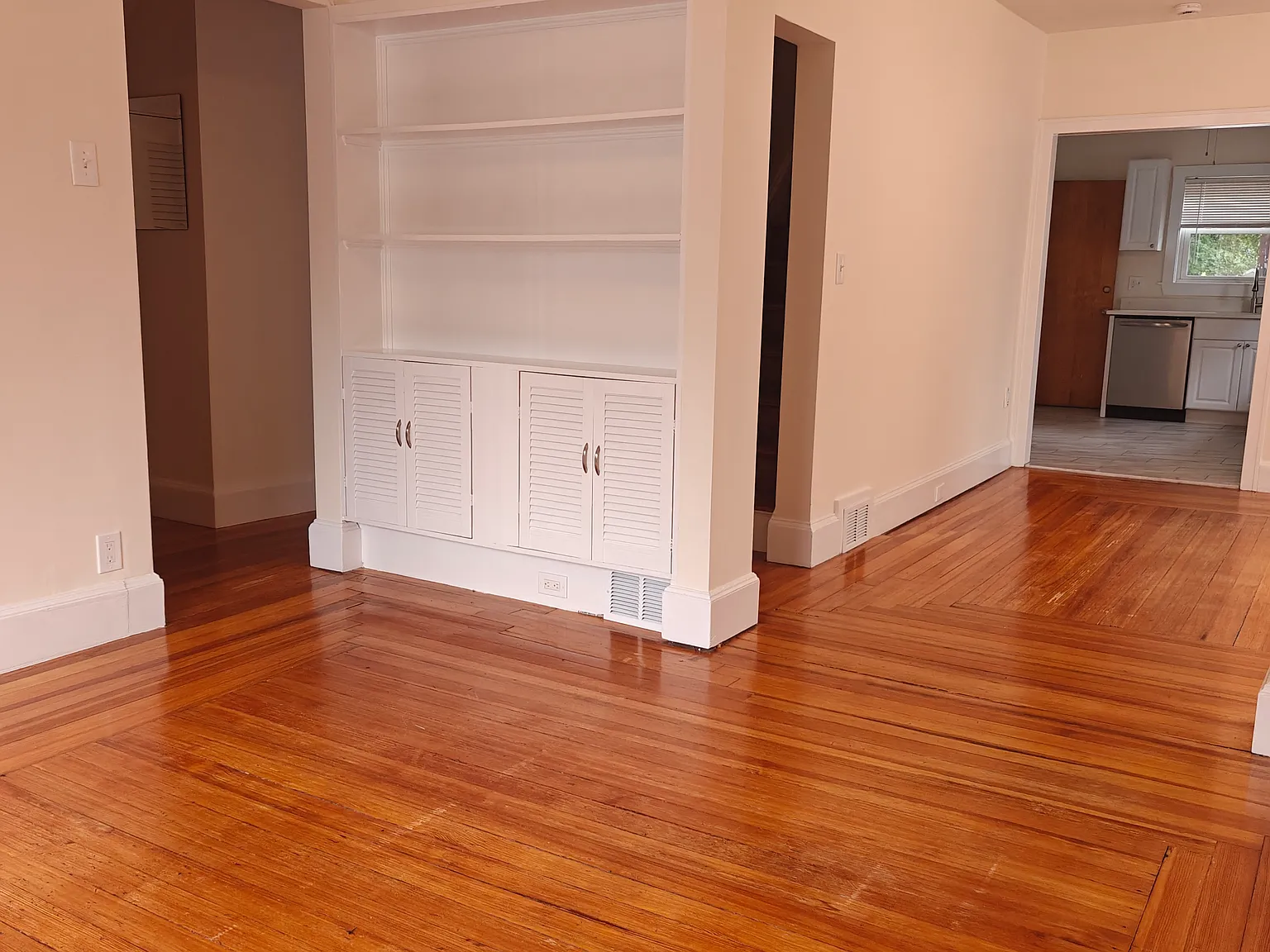 2 bed, 1000 sqft, $2,700 — Photo 2