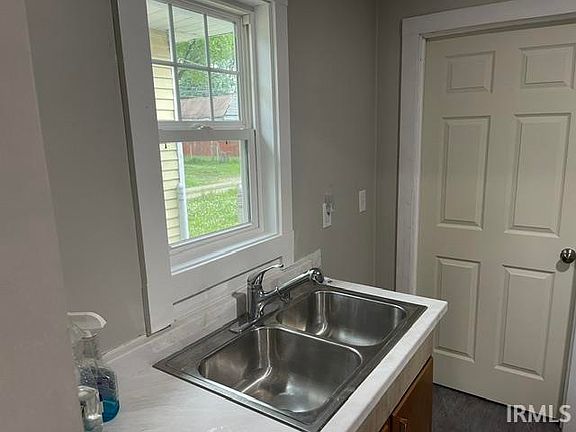 5th image of 914 W Missouri St