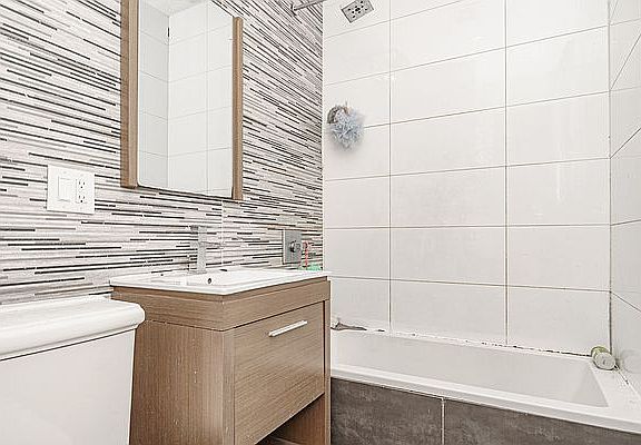 3rd image of 897 Saint Johns Pl APT 1R