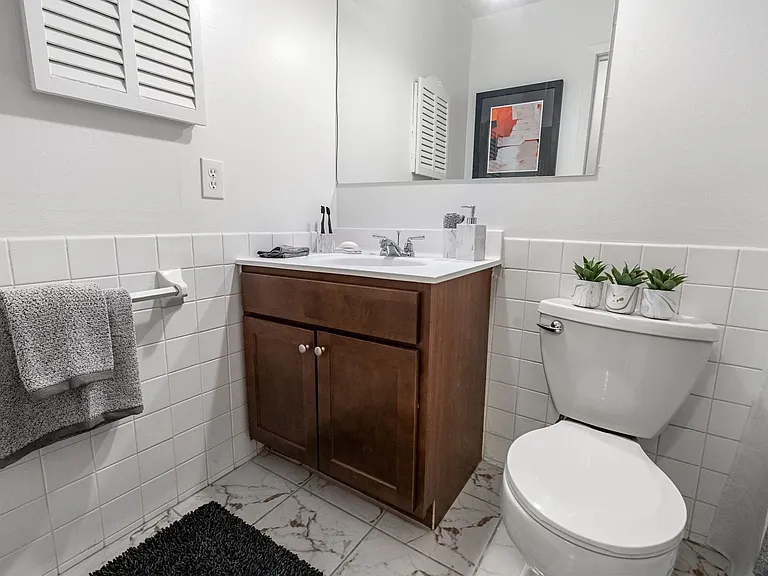 Uptown Square Apartments — Photo 16