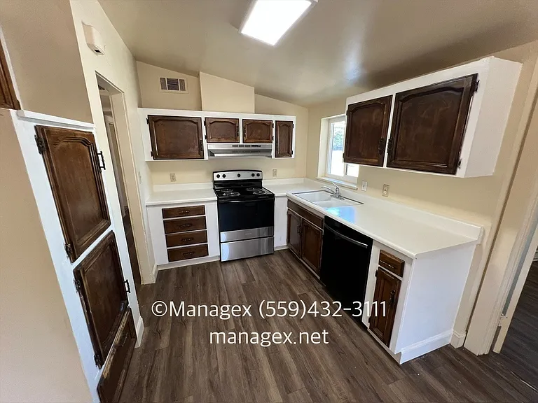 4256 N Millbrook Ave — Photo 4