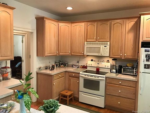 3rd image of 114 Riverboat Ln W