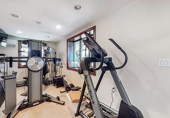 3rd image of 4 Florence Ave Floor 1