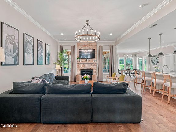 5th image of 12042 Avery Manor Ln