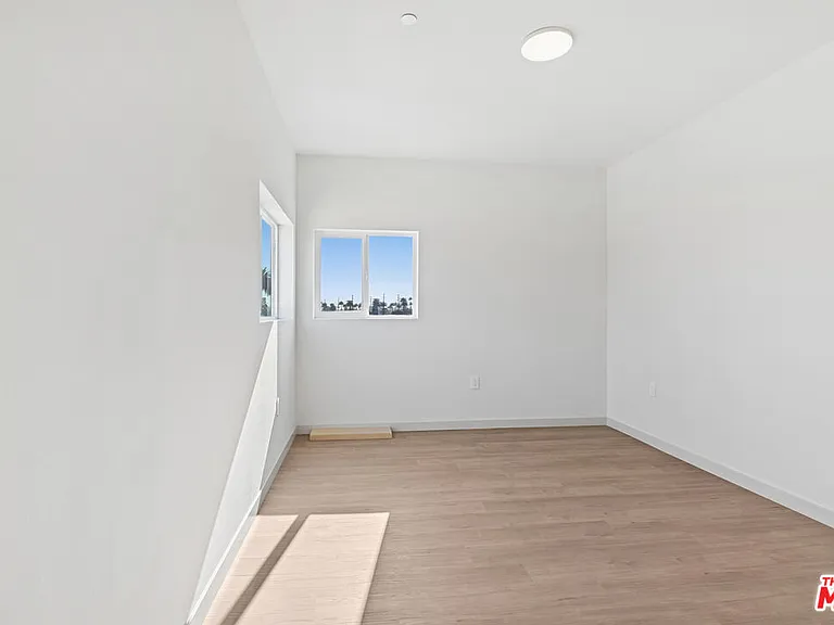 2521 S Orange Dr — Photo 12