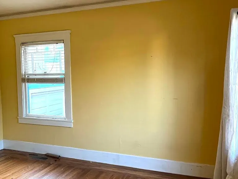 bedroom for rent, other window