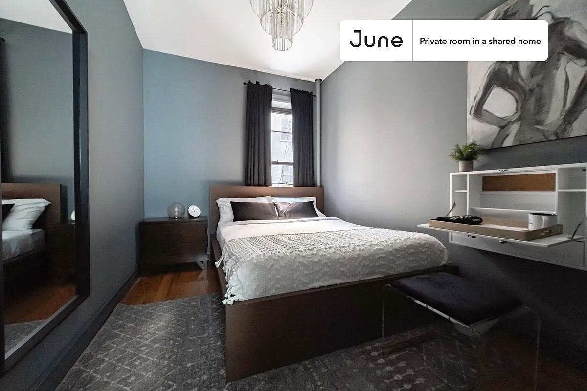 Queen bedroom in 4 bed/2 bath home in Hamilton Heights #260 C — Photo 1