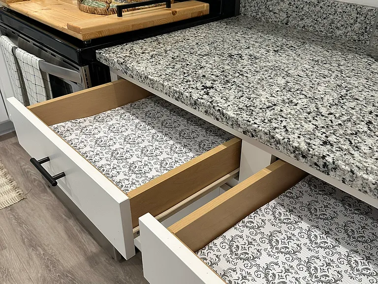 Immaculate with lined drawers, frig and cabinets