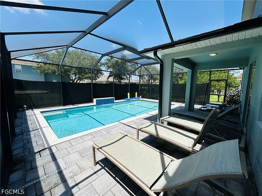 5 bed, 2.5 bath, 2259 sqft, $3,000 — Photo 4