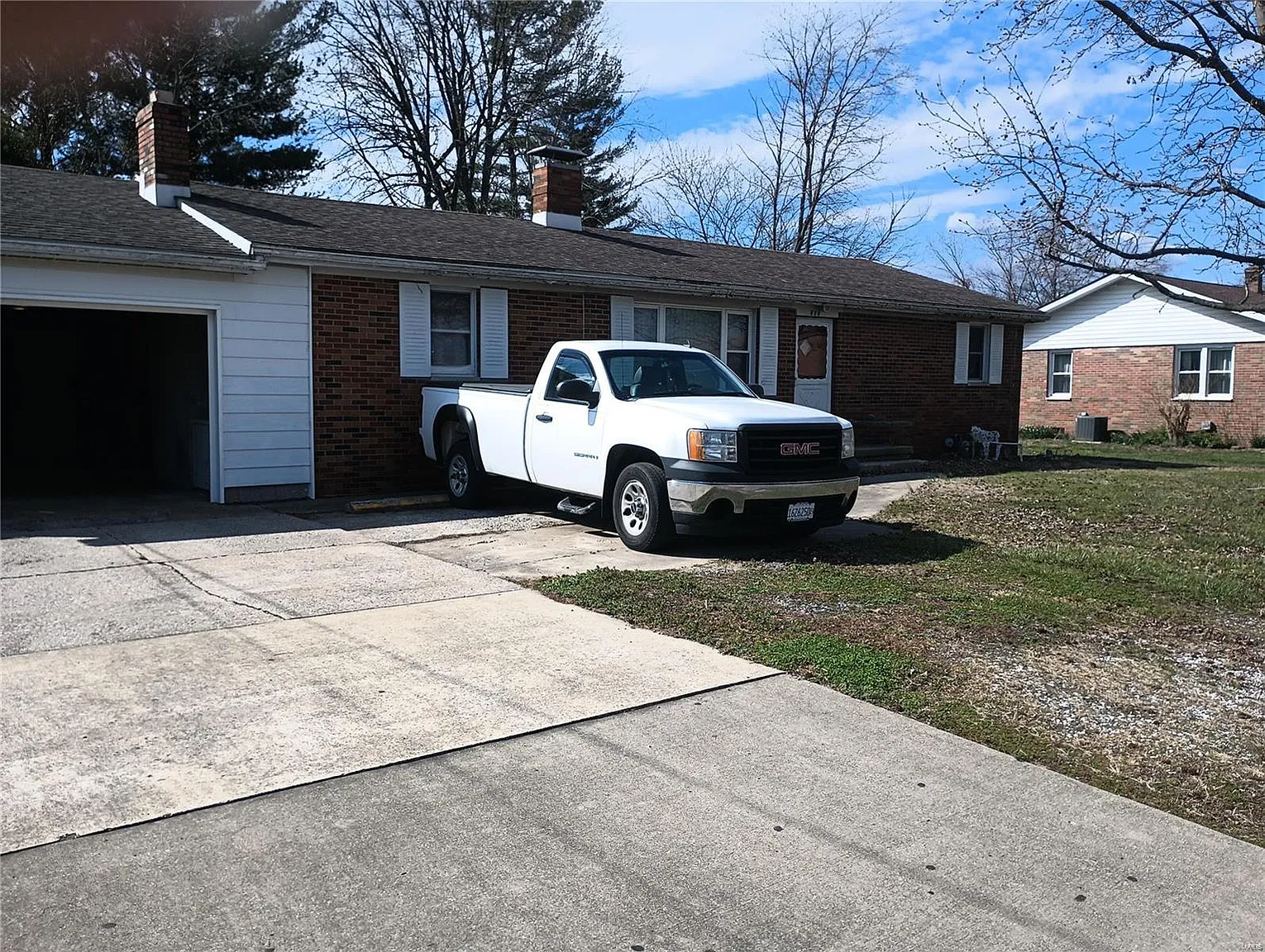 818 Circle Dr photo 1