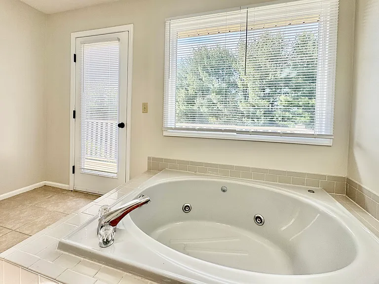 203 Cherokee Dr — Photo 12