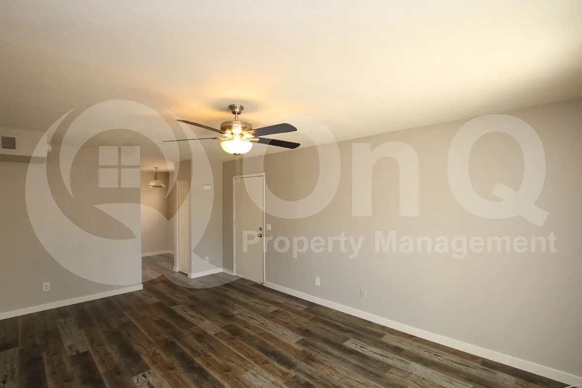 Building Photo - 2807 E Paradise Ln #103