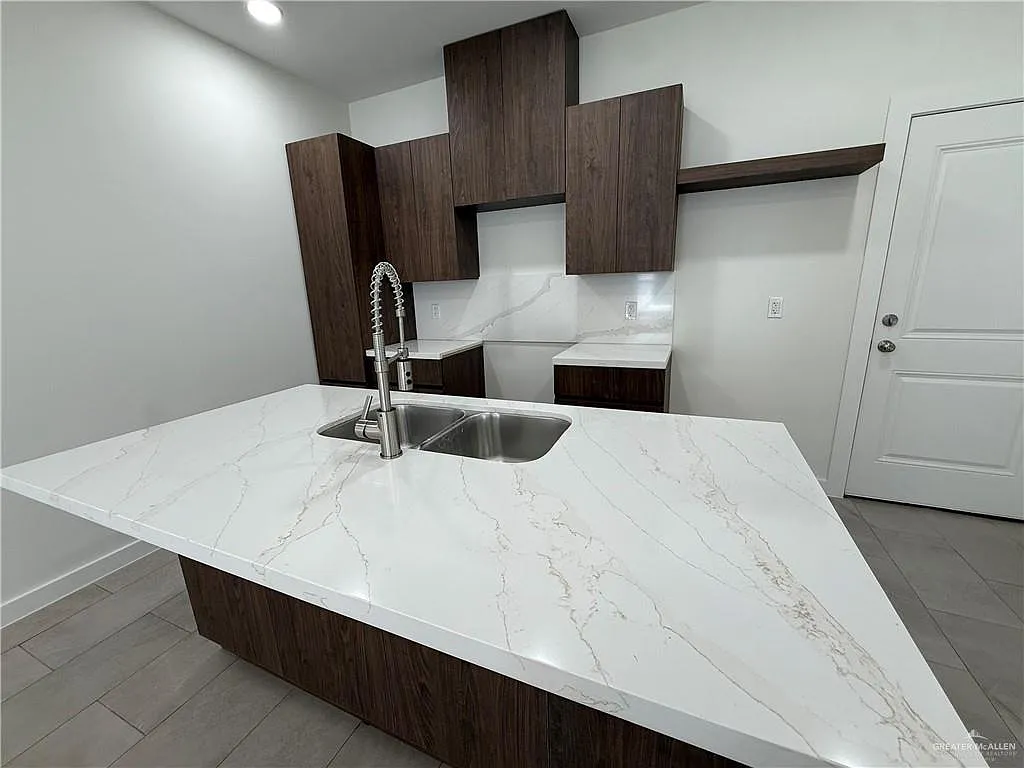 3 bed, 2.0 bath, 1140 sqft, $1,350 — Photo 3