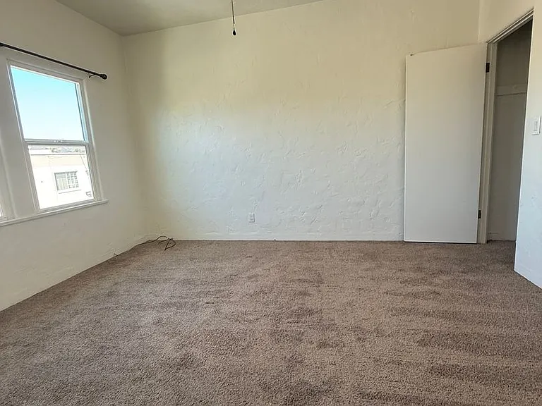 558 E Thompson Blvd — Photo 7