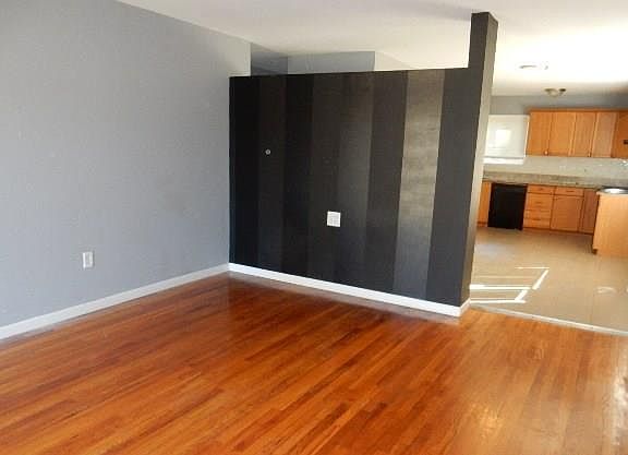 3rd image of 720 Jamaica Pl