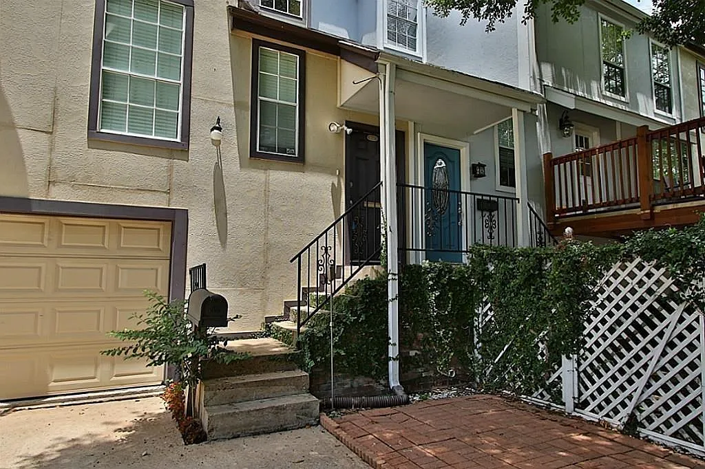 2 bed, 1.5 bath, 1212 sqft, $2,100 — Photo 1
