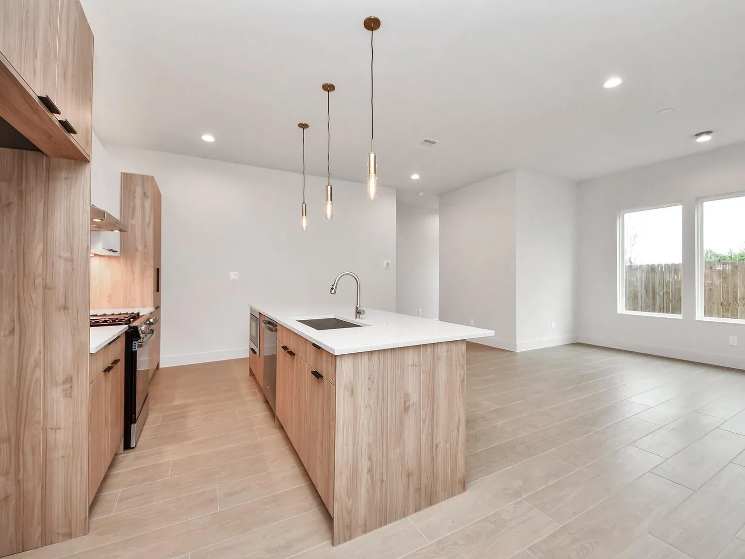 3 bed, 2.5 bath, 1800 sqft, $2,400 — Photo 3