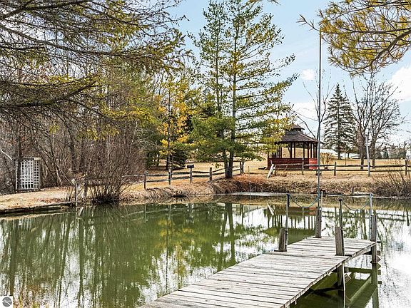 4th image of 89 River Dr