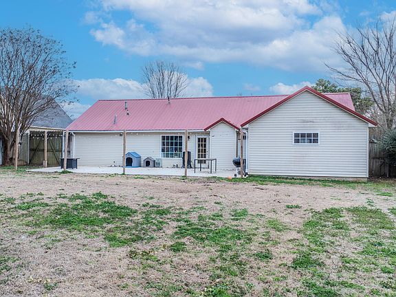 3rd image of 15 Anglewood Dr