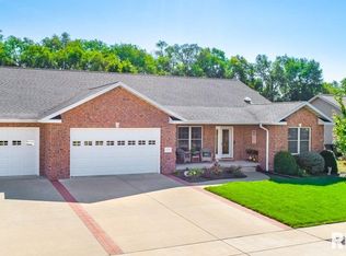 1716 Fawnridge Ln, Pekin, IL 61554