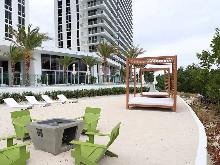 16385 Biscayne Blvd #660 — Photo 1