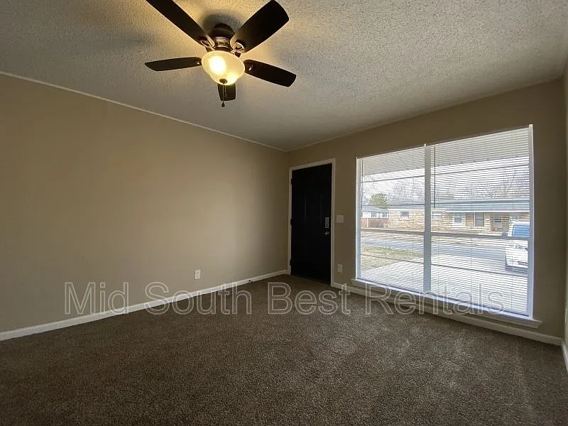 620 E Bethany Rd — Photo 3
