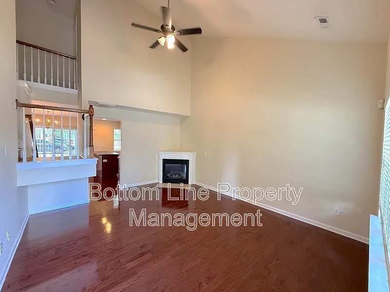 3 bed, 2.5 bath, 1565 sqft, $1,900 — Photo 2
