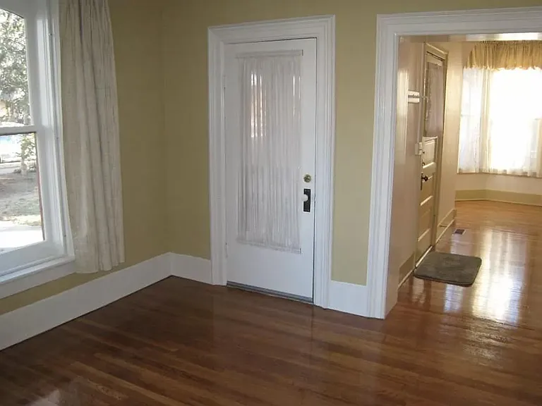 Parlor vacant