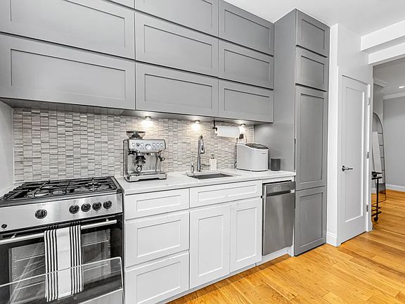 4th image of 421 W 21st St APT 2B
