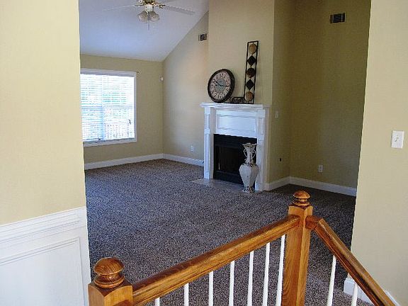 5th image of 210 Carriage Hills Cir