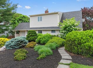 14 Springtime Ln E, Levittown, NY 11756