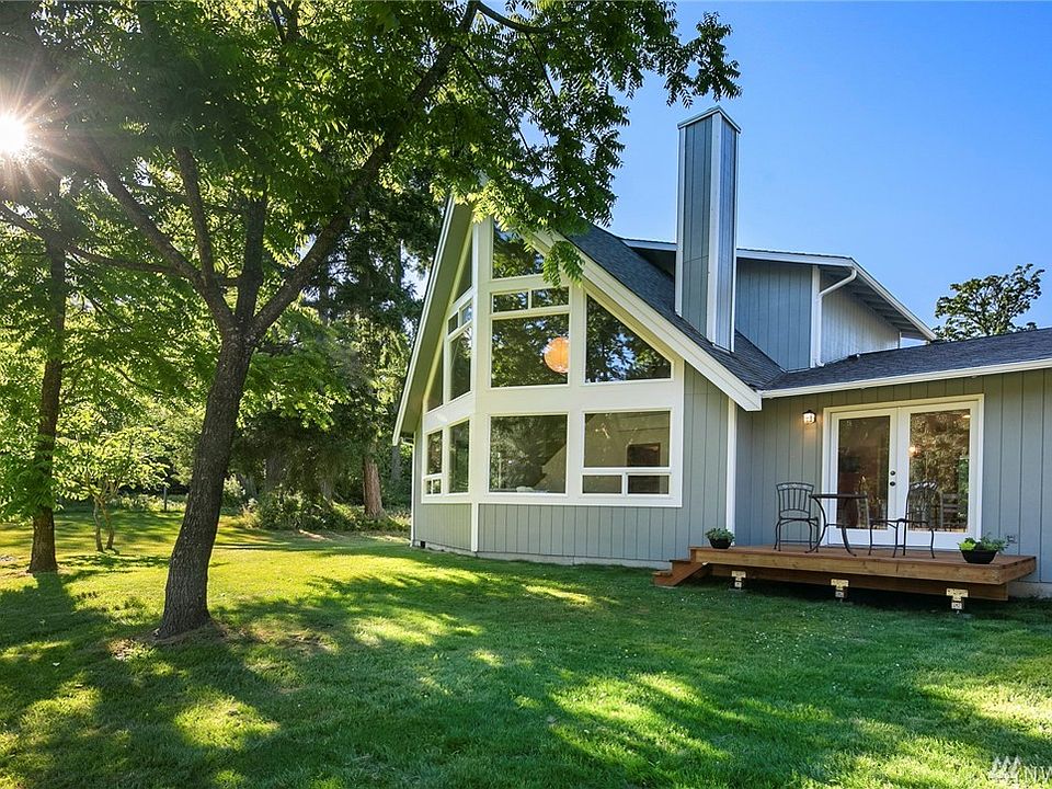 Relax on the south facing deck and watch the sun as it crosses the sky.
