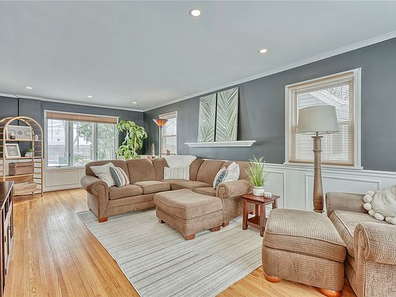 4th image of 374 River Hts