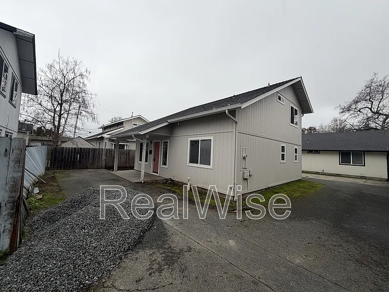 241 NE School St — Photo 2
