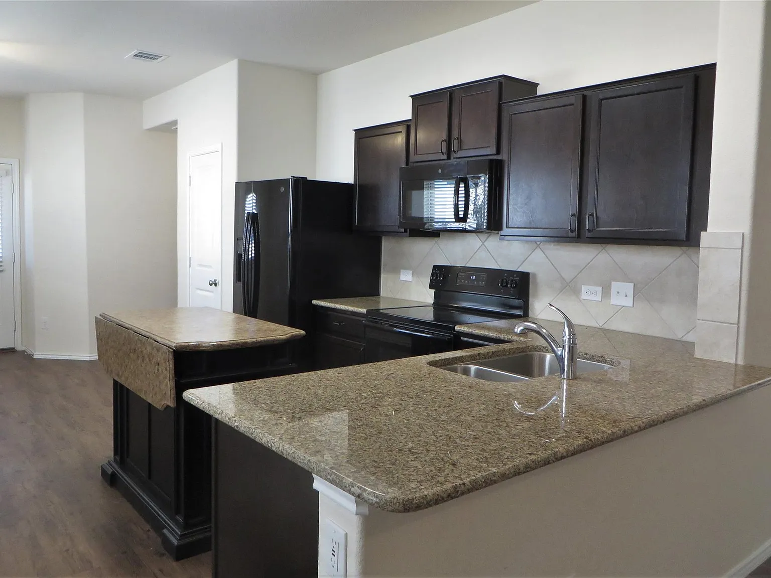 3 bed, 2.0 bath, 1254 sqft, $1,550 — Photo 4