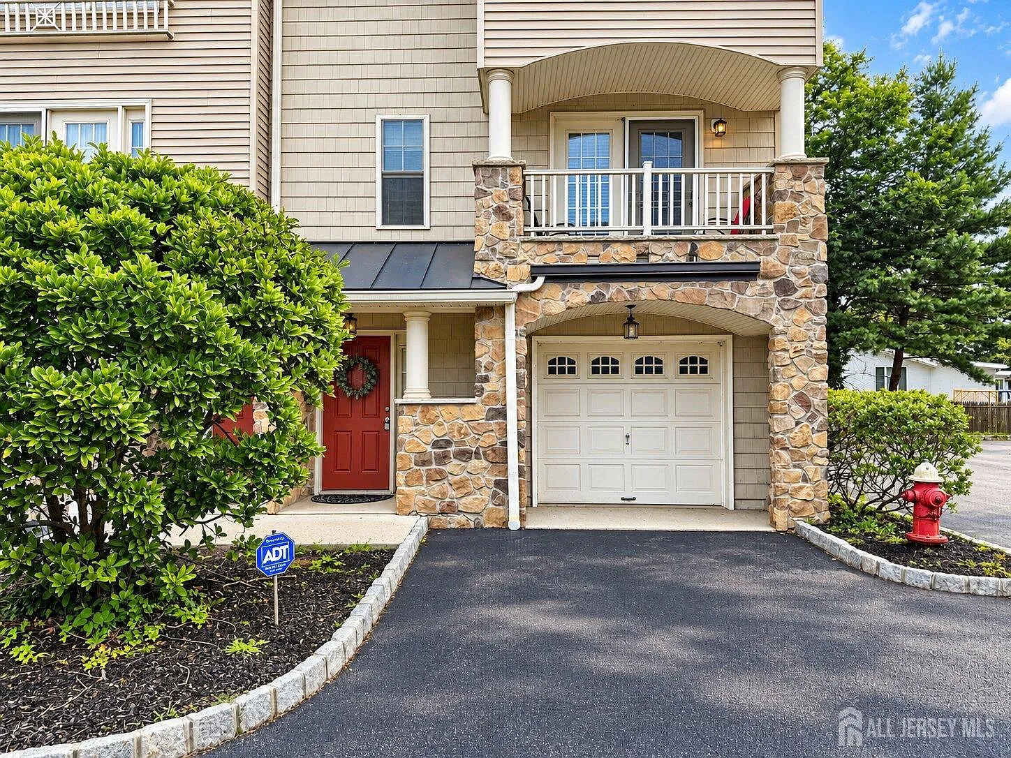 3 bed, 3.5 bath, 2184 sqft, $3,750 — Photo 2