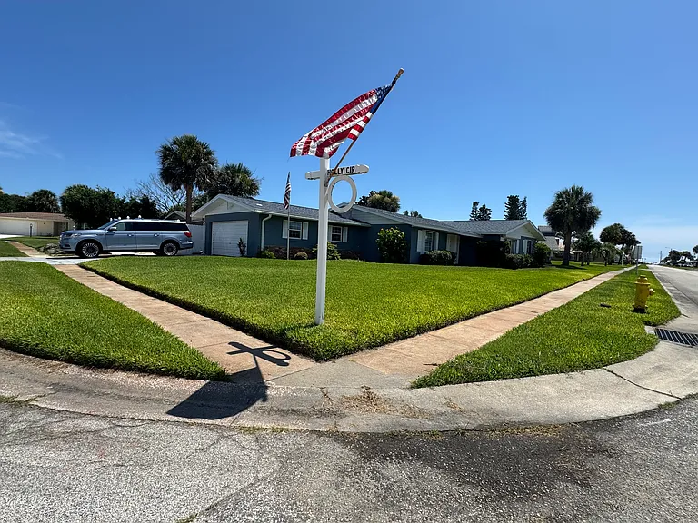 1 Holly Cir — Photo 1